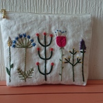 再販、野の花刺繍　白色の麻のポーチ