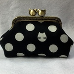 8.5㎝ねこちゃん口金・水玉・財布・小銭入れ・お薬入れ・内ポケットにお札が入ります！内布は可愛い肉球柄！チャームプレゼント