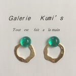 エメラルドカボションとゴールドのピアス/イアリング