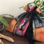 チロリアンテープやフリンジたっぷりの巾着