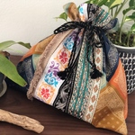 チロリアンテープやフリンジたっぷりの巾着