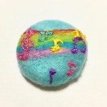 大空に響け  羊毛フェルトと刺繍のブローチ