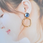 キラキラブルーとツイストリングイヤリング/ピアス♡春から夏のお洒落に 揺れるゆらゆら  変形 PVC