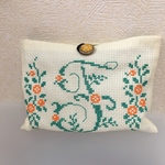 手縫い刺繍 クラッチバッグ    イニシャルF