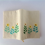 ひまわりの刺繍のブックカバー