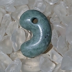 糸魚川翡翠使用　ヨモギ色　勾玉