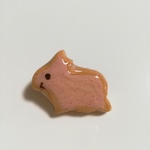 いちご色のうさぎ　アイシングクッキー風　ブローチ