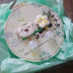 麦わらしろくまさんとプルメリア　刺繍イヤリング(水色)