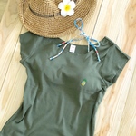 サングラスをかけた小粋なパイナップル・マダムの刺繍Tシャツ