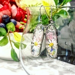 白色のお花とピンクのレースフラワーのピアス