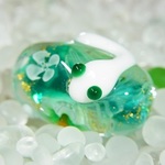花に白蛇　長玉　空青緑マーブル金箔散らし　（花・緑）