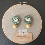 アネモネ（エメラルドグリーン）（刺繍とビーズのピアス/イヤリング）
