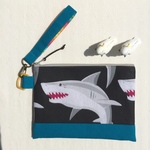 [再販]サメ🦈♪ストラップ付きフラットポーチ(ブラック/黒鮫×濃ターコイズブルー×レインボーストライプ)夏