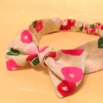 【再販】ベビーヘアバンド　ベージュ　椿柄
