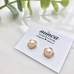 𓐍小ぶり フラワー パール𓐍 ピアス/イヤリング  カボション オフィス　上品　華奢　清楚　お呼ばれ