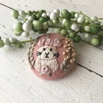 【ブローチorヘアゴムorパッチンピン】うさぎ刺繍　いちごみるく