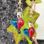 ミニぷっくりハートピアス（赤色に青色）7