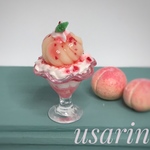 ミニチュアカフェの小さなモモパフェ