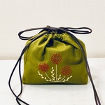 【特集掲載]  母の月SALE  刺繍 サコッシュ  ポシェット  巾着 バッグ<オリーブグリーン＞