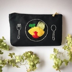 オムライスとニワトリの刺繍ポーチ