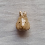粘土のうさぎブローチ 焦げ茶色