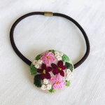 ピンク花と白小花のブーケ刺繍 くるみボタンヘアゴム
