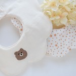 くまさん手刺繍☆女の子にも男の子にもおすすめ花びらスタイ