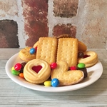 山盛りクッキー＆チョコのスマホスタンド