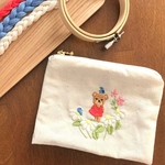 くまとお花畑の刺繍ポーチ