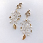 金の葉っぱとパールの小枝ピアス／イヤリング