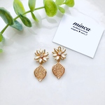 ホワイト𓐍フラワー×リーフ𓐍ピアス/イヤリング