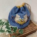 刺繍まんまる巾着『Table』ブルー
