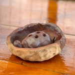 ニッコリ笑顔の可愛い亀の花器 焼き締め陶器の縁起物