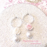 アシンメトリー 淡いピンク×ホワイトのクリームパールフープアクセサリー 
