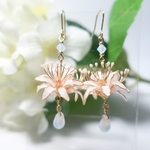 白彼岸花と雫のピアス（イヤリング）