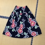 残暑も涼しく過ごしたい！ 赤い花柄の浴衣地のスカート & ちょっとした屋外での作業に！防空頭巾型の浴衣地の帽子 〜赤と青の花柄〜