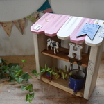 小さなおうちの飾り棚　ピンクの屋根にお星様