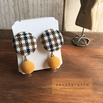 くるみパーツ(チェック)とフロッキービーズ ピアス