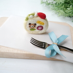 【受注制作】羊毛スイーツ 本物みたいにフワフワ　クマパンが潜むロールケーキ　ブローチ マグネット チャーム