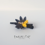 つまみ細工 シックなお花のお月見ヘアクリップ(グレー×黄色) A
