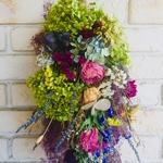草花とハーブの香りの全19種の花材のスワッグ