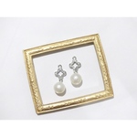 キラキラ4弁花ピアス