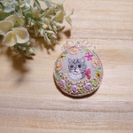 ネコとお花の刺繍ブローチ