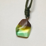 グリーンとイエローの煌めき   ウッドレジンネックレス