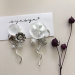 ホワイトカボション×フラワーのアシンメトリーピアス