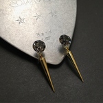 クールに決まる！スワロとスパイクのROCKなピアス