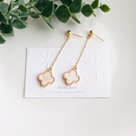 シェル風お花パーツ　ピアス／イヤリング