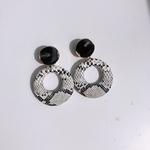 パイソン柄ピアス