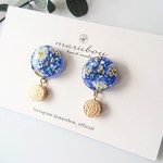 ブルーのお花とゴールドピアス/イヤリング