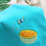 夕張メロンのボウルから飛び出すスケーターのロングTシャツ